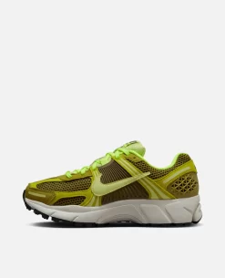 Nike WMNS Zoom Vomero 5 (Olive Flak/Volt-Moss-LT Lemon Twist) -Outfit Verkoop FJ4738 300 2 scaled