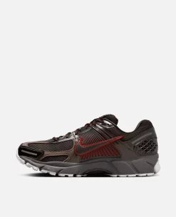 Nike Zoom Vomero 5 (Velvet Brown/Gym Red-Earth-Anthracite) -Outfit Verkoop FN3420 200 2 scaled