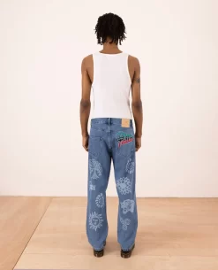 Patta Hope Love Peace Denim Pants (Light Blue) -Outfit Verkoop POC SS23 HPL DP 001PATTAHOPELOVEPEACEDENIMPANTSLIGHTBLUE FITSHOT 2 scaled