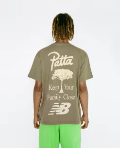 Patta X New Balance Family T-Shirt (Oil Green) -Outfit Verkoop T2 476f9d80 51ca 4365 a275 f55cb502dc6a scaled