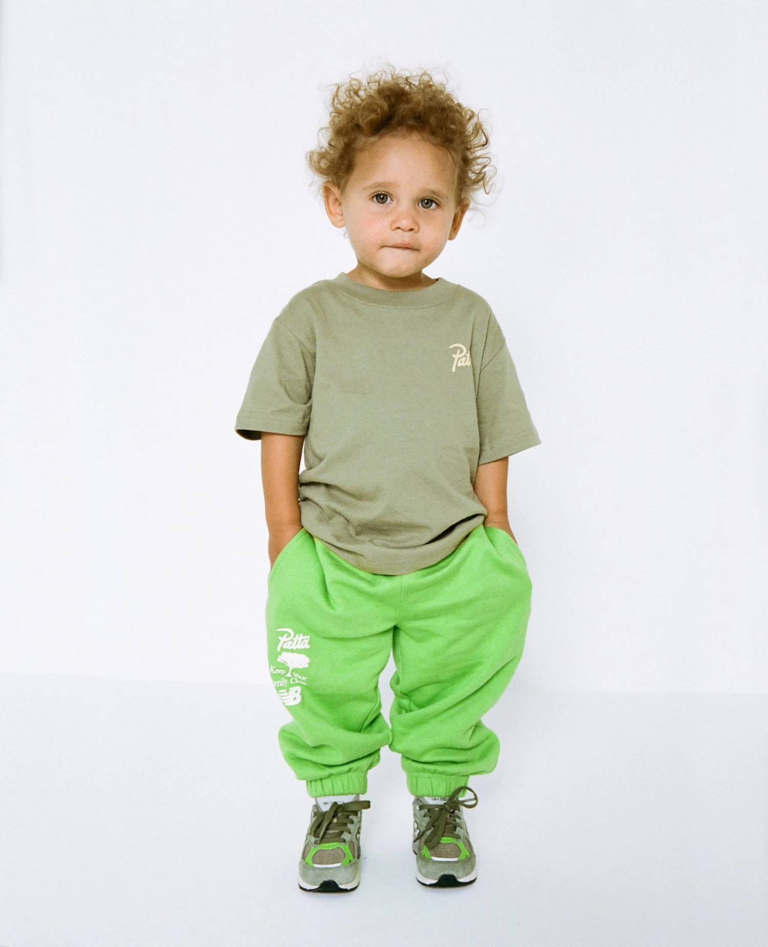 Patta X New Balance Family Kids T-Shirt (Oil Green) 2 Patta X New Balance Family Kids T-Shirt (Oil Green) - Afbeelding 2