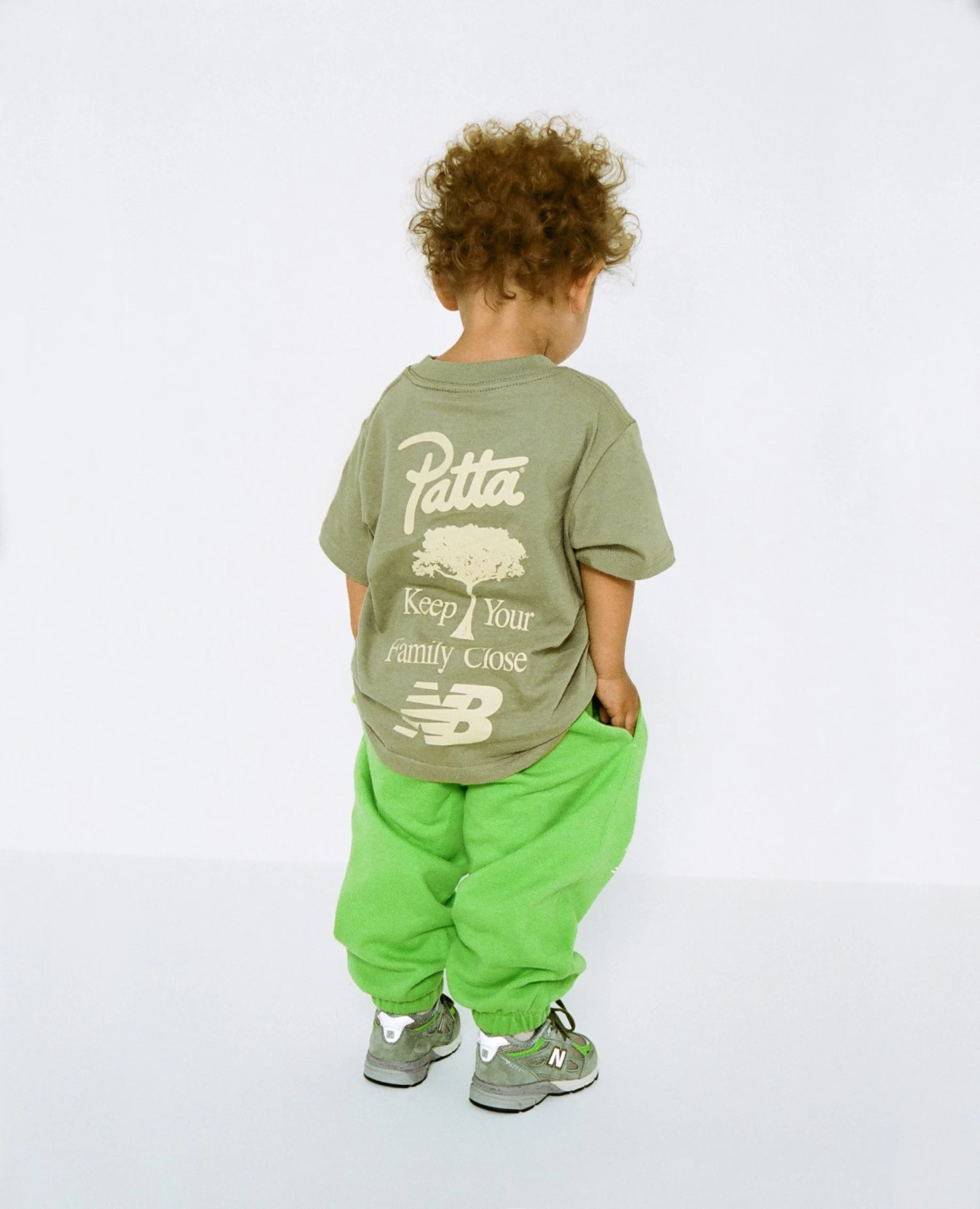 Patta X New Balance Family Kids T-Shirt (Oil Green) 3 Patta X New Balance Family Kids T-Shirt (Oil Green) - Afbeelding 3